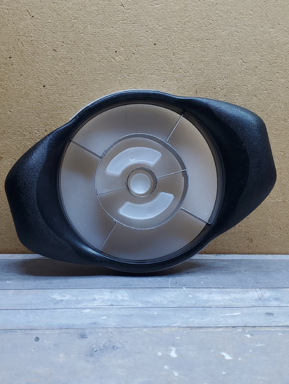 Pampered Chef Pineapple Wedger with Protective Cover 1G